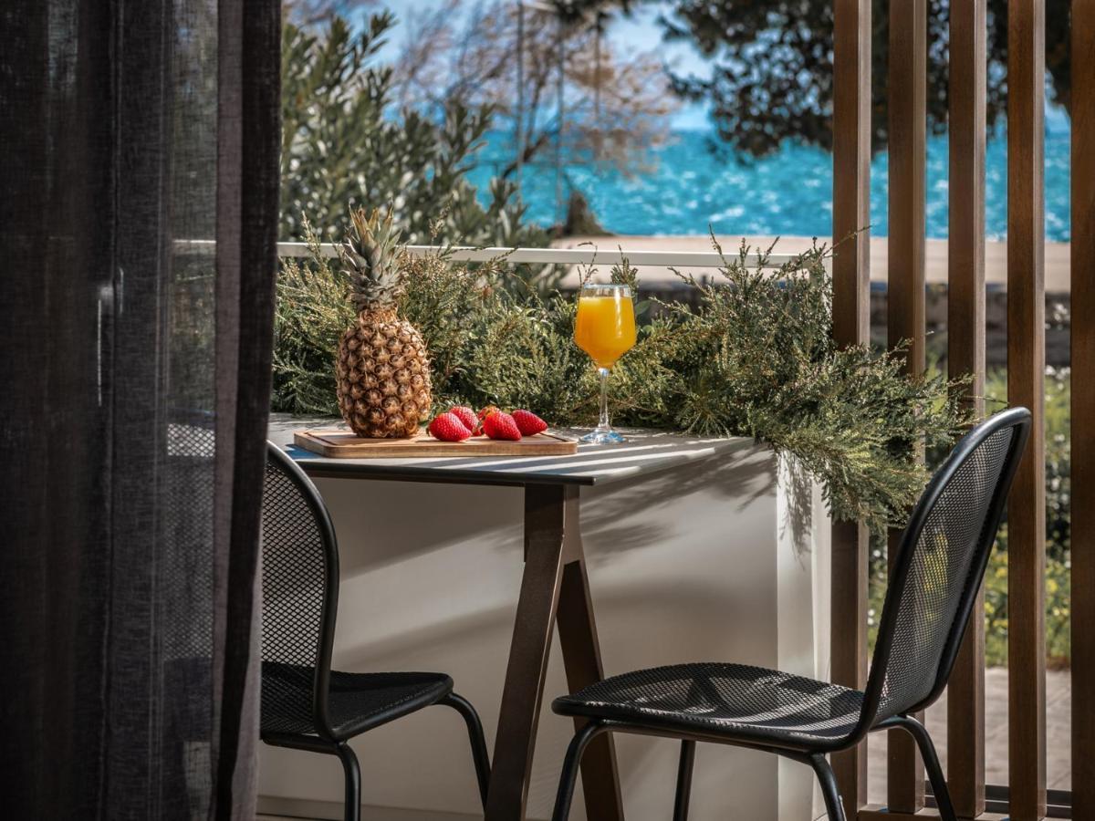 Point Ephemere Beachfront Apartments Закінф Екстер'єр фото