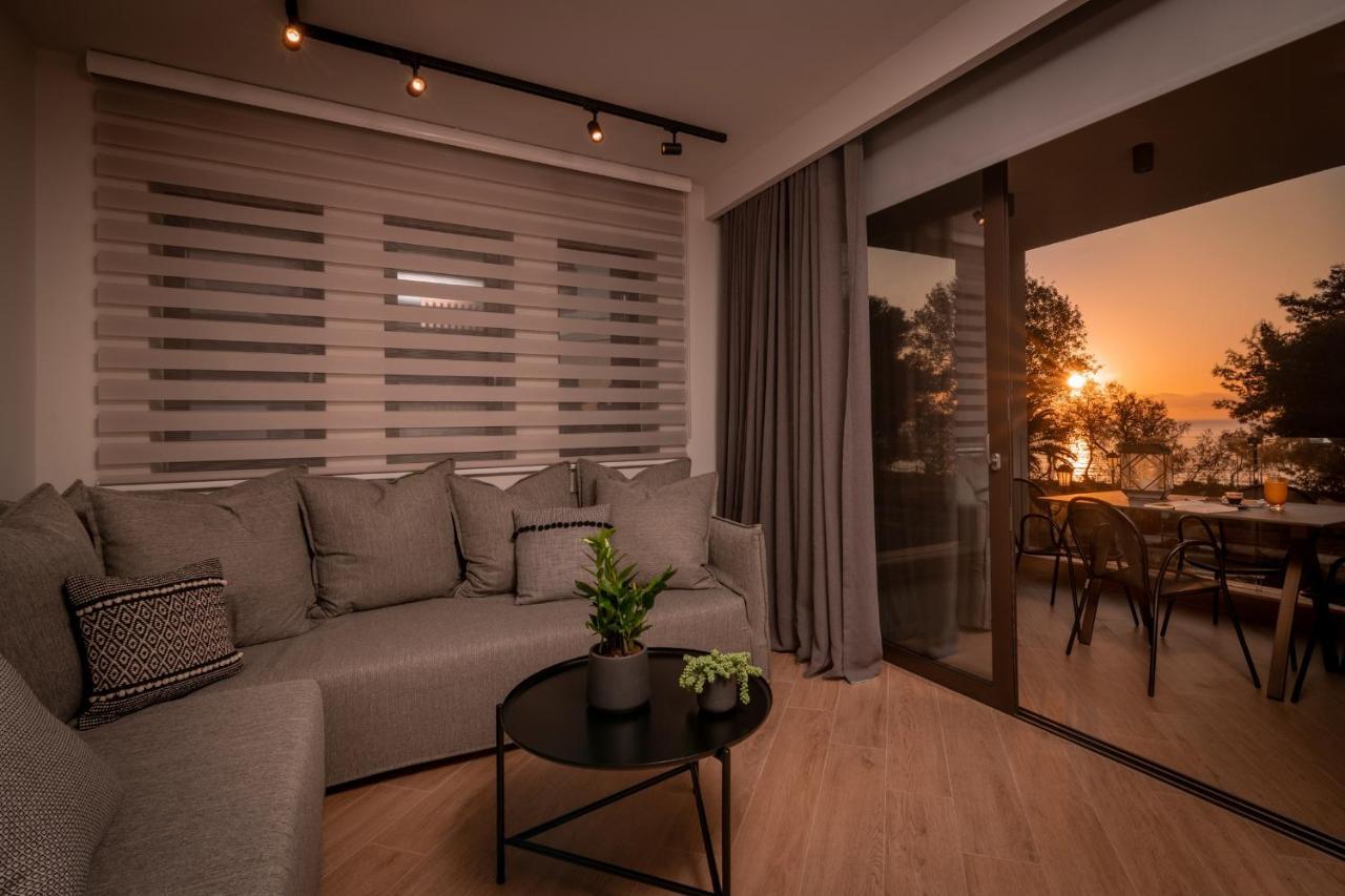 Point Ephemere Beachfront Apartments Закінф Екстер'єр фото