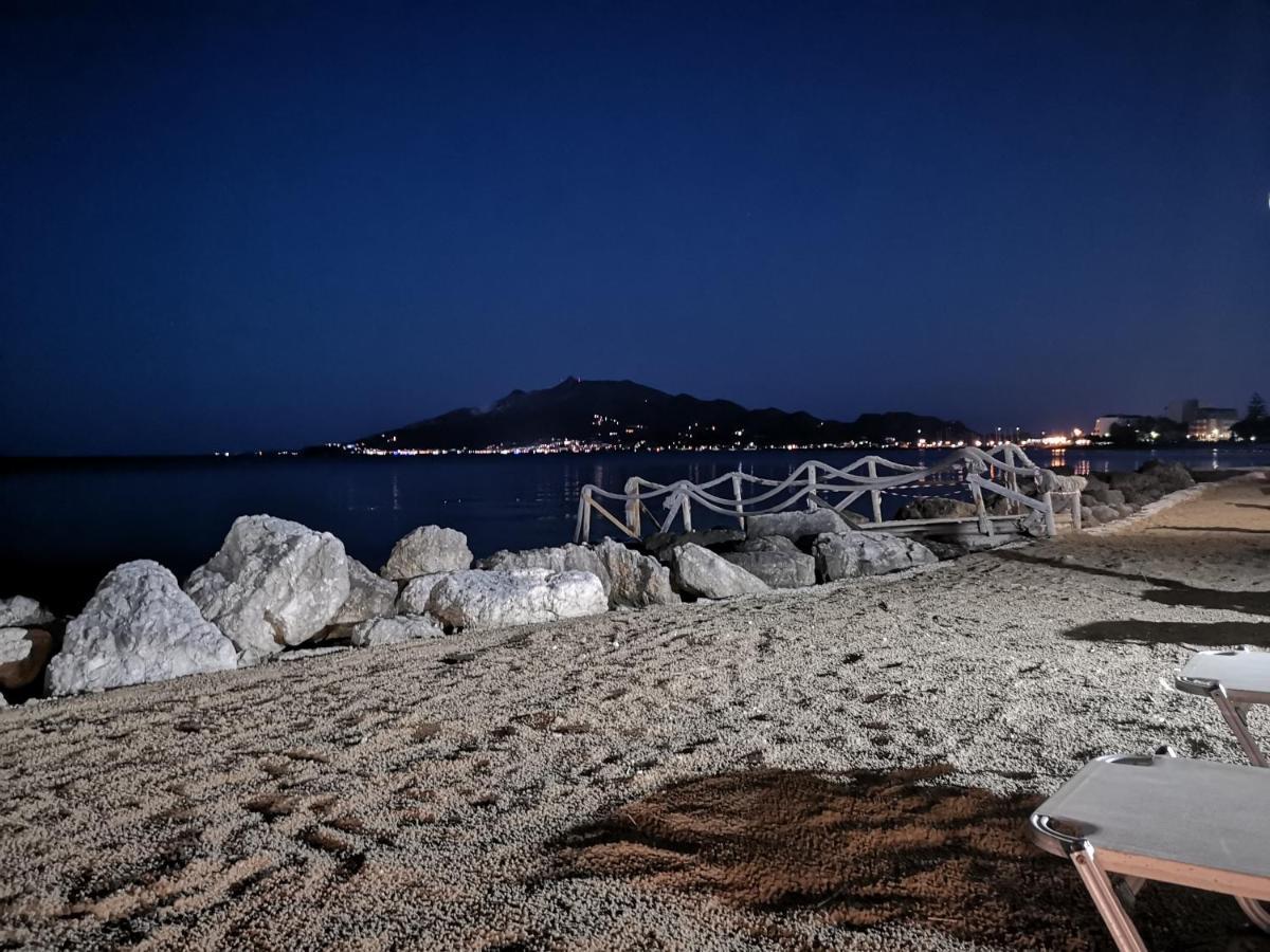 Point Ephemere Beachfront Apartments Закінф Екстер'єр фото